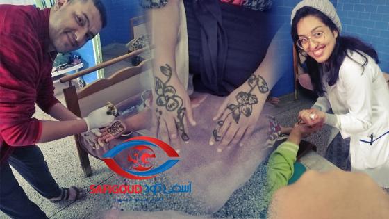 فيديو : مبادرة زوينة…ممرض رئيسي بقسم الأمراض النفسية بصبيتار آسفي كينقش للنزيلات يديهم بالحنة