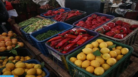 Lapprovisionnement se poursuit en matière de produits alimentaires, notamment pour les fruits et les légumes, tout en respectant les mesures préventives contre la pandémie du Covid-19. 19032020-Reportage photo-marché de gros-Casablanca