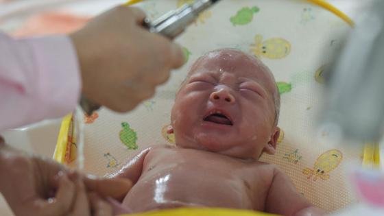 صادم…حامل تضع مولودها داخل مرحاض مستشفى آسفي وقابلة كَريساتها في 200 درهم