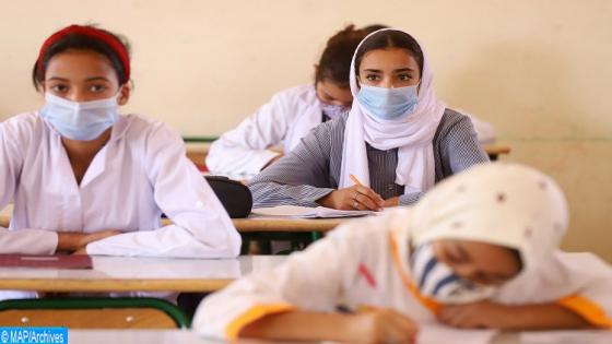 Des étudiantes regagnent leurs classes dans le strict respect des mesures préventives visant à enrayer la propagation de la pandémie du nouveau coronavirus (Covid-19). 01102021 – Marrakech