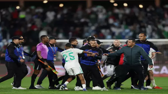 عقوبات “ثقيلة” في حق المنتخب الجزائري.. توقيف زيدان وبلخيلي وغرامة مالية ضد الاتحاد المحلي قدرها 100 ألف دولار أمريكي