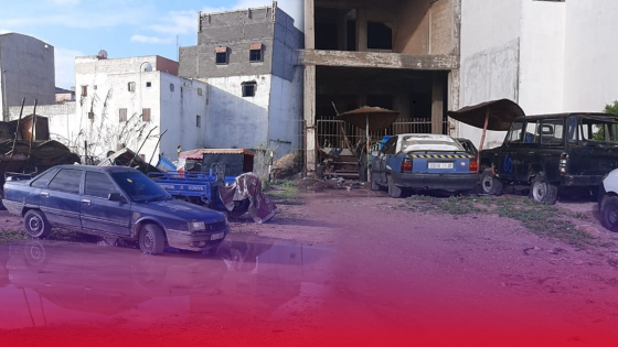 فيديو : البداوي يغلق “الفوريان” ويرمي بسيارات المواطنين في كاريان عشوائي جنوب آسفي