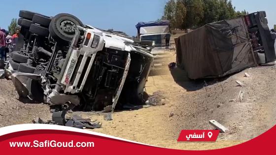 فيديو :انقلاب شاحنة محملة بالحبوب بين آسفي وجماعة بوگدرة