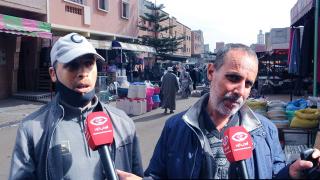 تواصل احتجاج الباعة الجائلين شمال آسفي حول شكون عندو الحق يستافد من سوق الخير للقرب