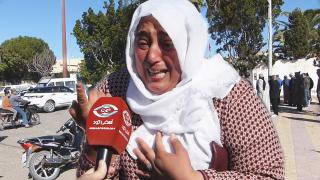 مؤثر..صرخة امرأة وبدموع تتساقط كالحجر..عندي المرض الخايب في بزولتي وحرموني من السوق النموذجي