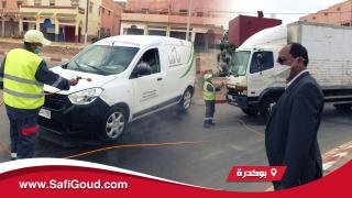 فيديو :جماعة بوكدرة كتعقم جميع السيارات والشاحنات اللي كيدوزو منها