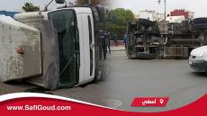 فيديو : حادث خطير… انقلاب شاحنة أمام محكمة الإستئناف بآسفي
