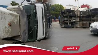 فيديو : حادث خطير… انقلاب شاحنة أمام محكمة الإستئناف بآسفي