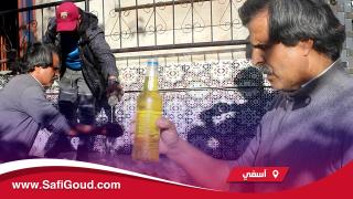 فيديو : رجل الخوارق عبد السلام دخانة كيغسل يديه بالماء القاطع وكيساعد اللي بغاو يقطعو الكَارو