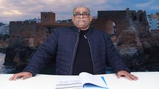 بالصوت والصورة : الدكتور علي بن عبد الرزاق يكشف معطيات صادمة حول خطر انهيار قصر البحر وكورنيش أموني