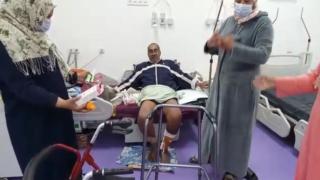 فيديو صادم: دخل لصبيتار آسفي يتداوا على القلب خمجات ليه رجليه وبدا كيخرج منها الدود ومازال هناك منذ 3 أشهر وبناتو اللي كيداويوه داخل المستشفى