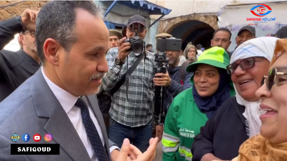 فيديو : شوف كيفاش جاوب العامل شينان نساء المدينة القديمة أمام موكب الوزير