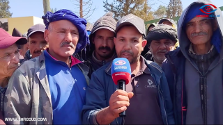 فيديو :”رئيس الدائرة شاد كونجي وما مسوقش” المئات من الفلاحين بسبت جزولة مصدومين وكيتسناو منذ أيام باش ياخدوا حقهم ديال الشعير المدعم