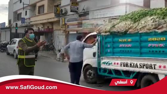 فيديو : مخزني بآسفي لقن درس كبير لشيفور كاميو جايب اللفت من مراكش