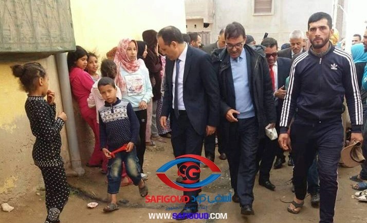 بالصور : العمدة البداوي مازال ناعس والعامل شينان يزور “حفرة الموت” بديور سي عباس ويحمل بشرى اعادة الاعتبار لمواطني الحي