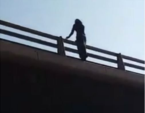 عاجل : محاولة انتحار فتاة بعد رمي نفسها من فوق قنطرة حي البيار