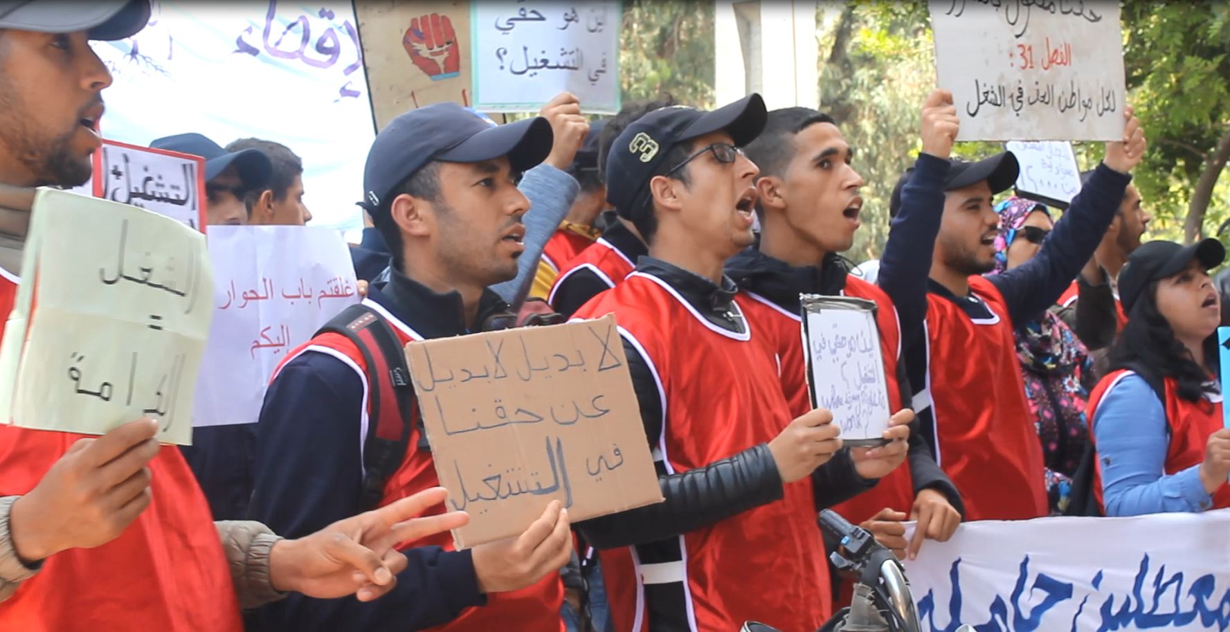 فيديو : تنسيقية المعطلين واصلات احتجاجها باسفي ووقفات قدام لاراديس والعمالة