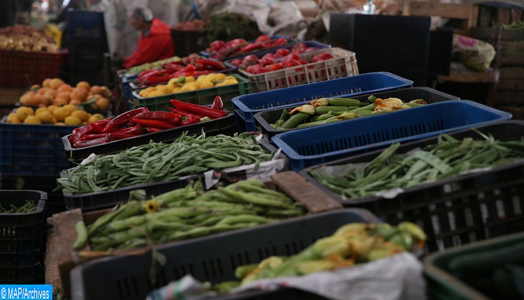 Lapprovisionnement se poursuit en matière de produits alimentaires, notamment pour les fruits et les légumes, tout en respectant les mesures préventives contre la pandémie du Covid-19. 19032020-Reportage photo-marché de gros-Casablanca