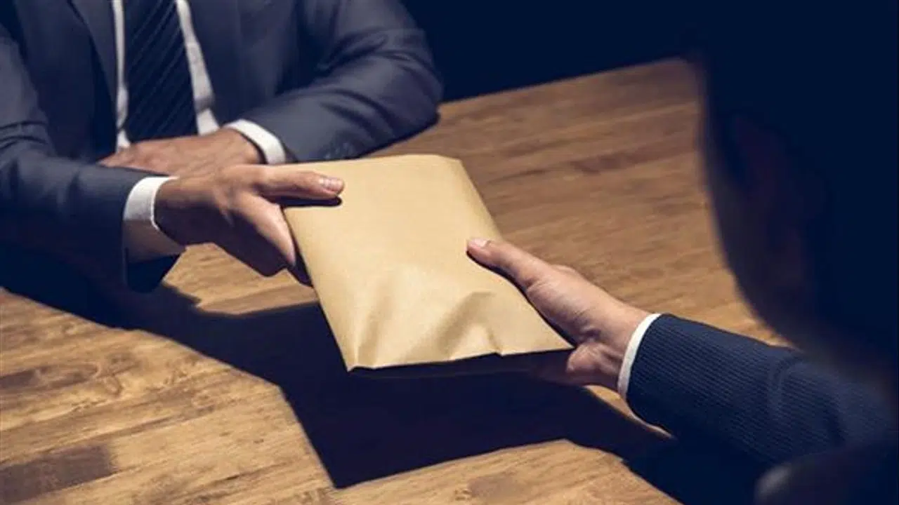 قاضي التحقيق بالدار البيضاء يودع ثلاثة كتاب للضبط من الجديدة سجن عكاشة ومتابعة شرطي بمحكمة آسفي في حالة سراح في ملف السمسرة في ملفات قضائية