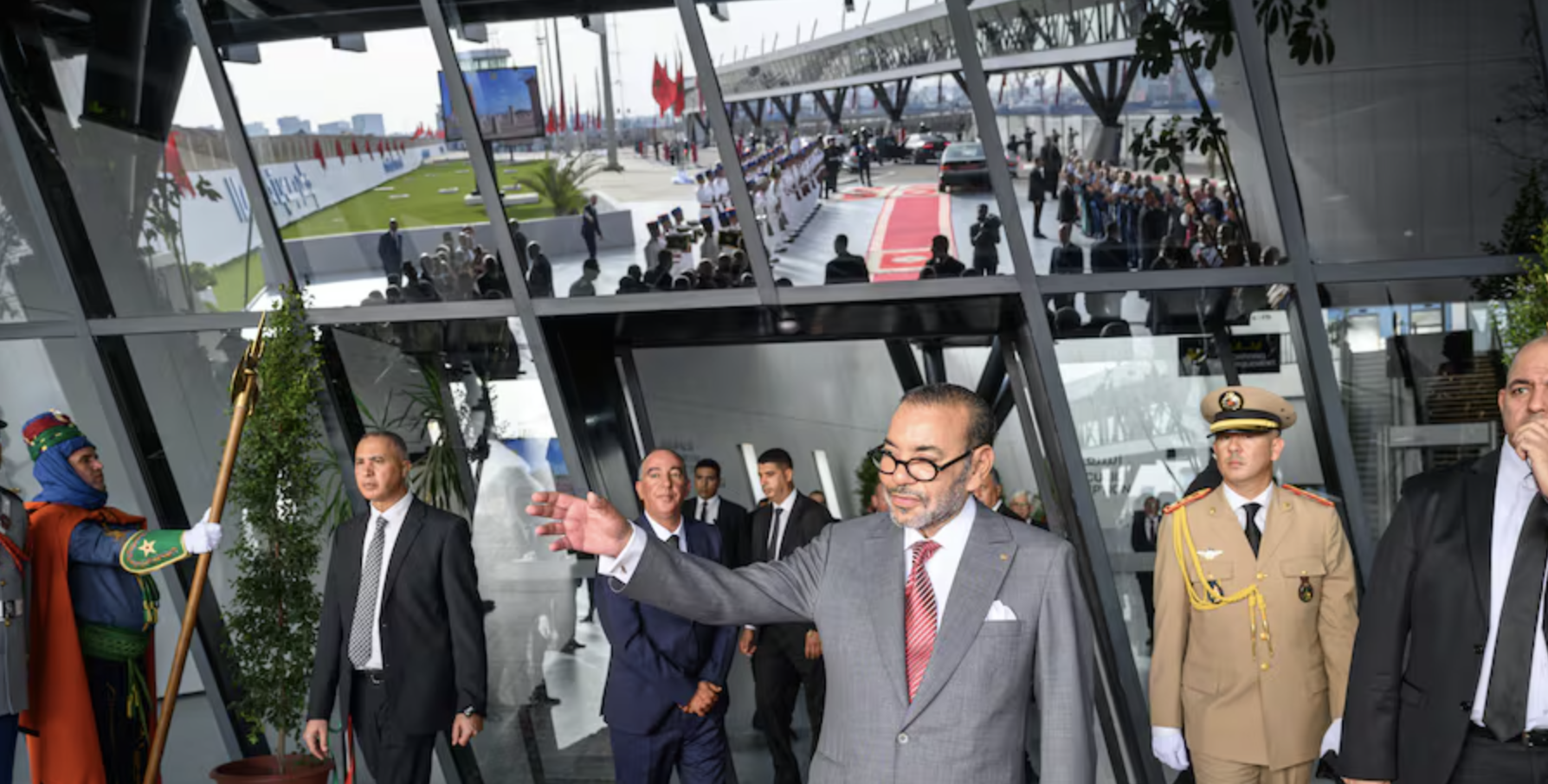 جلالة الملك يدشن ويزور عددا من المشاريع البحرية الكبرى بالدار البيضاء