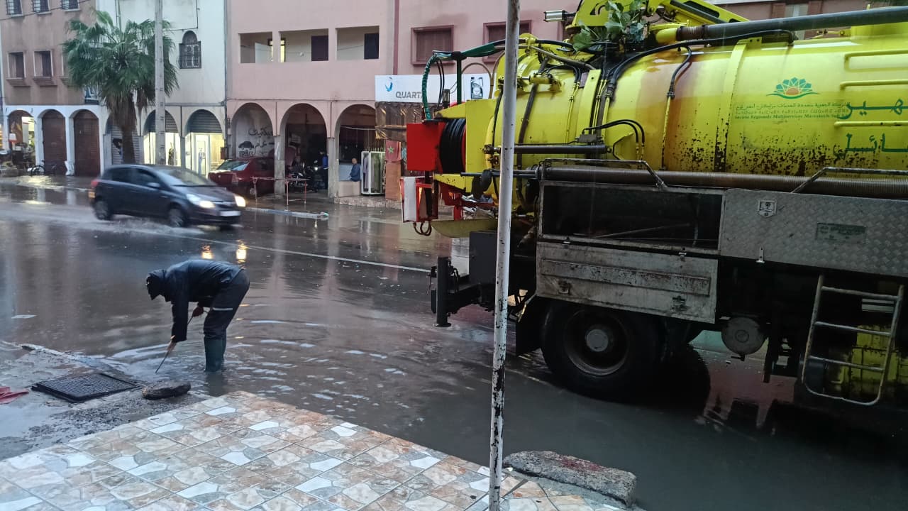 بالصور: آسفي تنجو من الفيضانات بعد تجنيد استباقي لفرق تقنية للمديرية الإقليمية بآسفي التابعة للشركة الجهوية متعددة الخدمات مراكش–آسفي