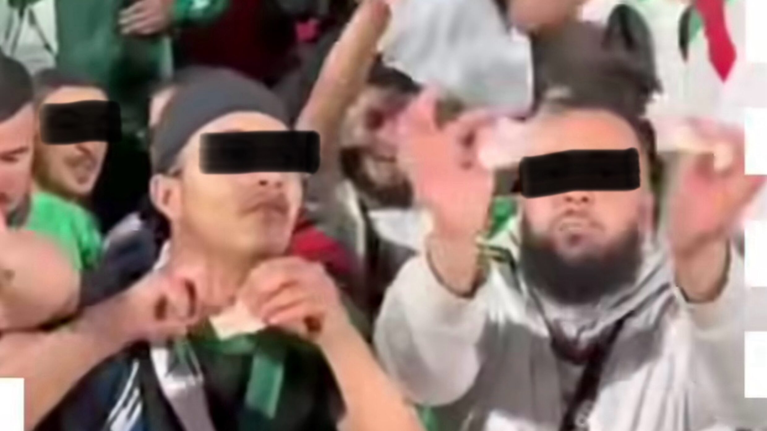 ظهر في فيديو يمزق أوراق نقدية مغربية في محيط ملعب مراكش.. توقيف مشجع جزائري بالدار البيضاء