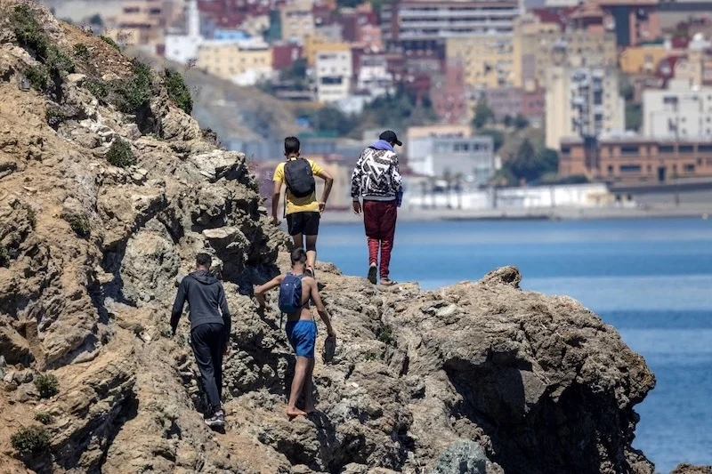 إسبانيا والمغرب يتفقان على إعادة المهاجرين الذين دخلوا سبتة المحتلة