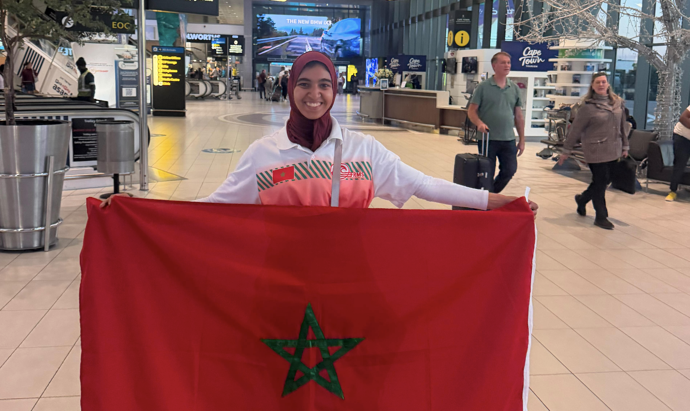 خولة بيات إبنة مدينة أسفي، تمثل المغرب في برنامج مدرب ركوب الموج بجنوب إفريقيا